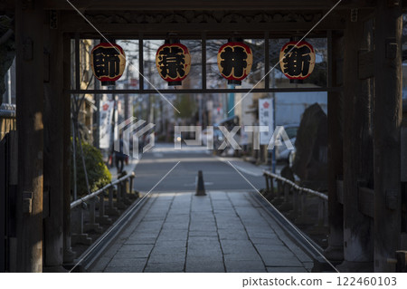 東京中野區新井藥師、寺門和燈籠的風景 東京中野區新井藥師、寺門和燈籠的風景 122460103