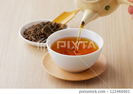將焙茶和茶葉一起倒入茶杯中 122460801