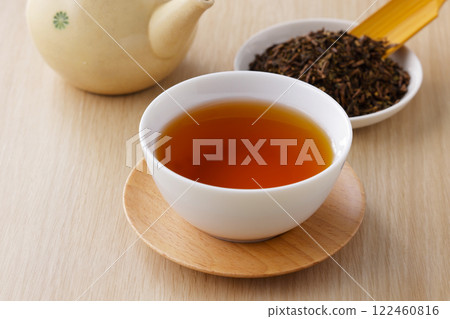 將焙茶和茶葉一起倒入茶杯中 將焙茶和茶葉一起倒入茶杯中 122460816