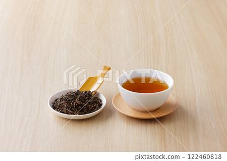 將焙茶和茶葉一起倒入茶杯中 將焙茶和茶葉一起倒入茶杯中 122460818