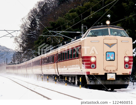 行駛於北陸本線的485系特快列車「雷鳥號」 行駛於北陸本線的485系特快列車「雷鳥號」 122460851