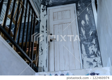 白色的老門 122460974