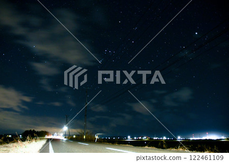 Starry sky on a country road 122461109