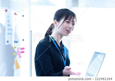 Young businesswoman giving a presentation using a whiteboard 122461164