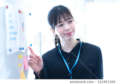 年輕女商人使用白板進行演示 年輕女商人使用白板進行演示 122461168