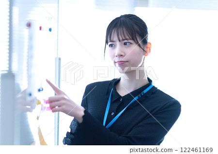 年輕女商人使用白板進行演示 年輕女商人使用白板進行演示 122461169