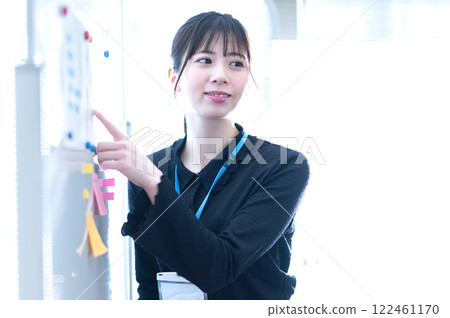 年輕女商人使用白板進行演示 年輕女商人使用白板進行演示 122461170