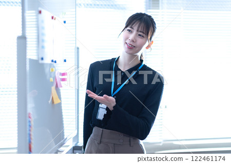 Young businesswoman giving a presentation using a whiteboard 122461174