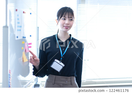Young businesswoman giving a presentation using a whiteboard 122461176
