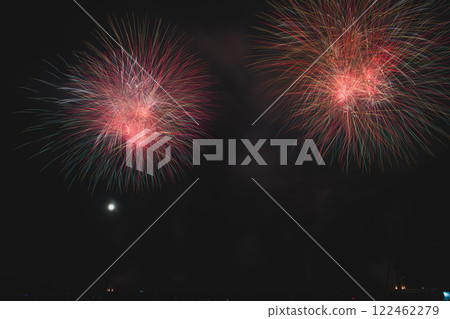 Fireworks bursting into the night sky at the Yaizu Marine Fireworks Festival held at Yaizu Fishing Port in Yaizu City (Shizuoka Prefecture) 122462279