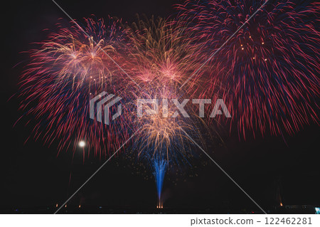 Fireworks bursting into the night sky at the Yaizu Marine Fireworks Festival held at Yaizu Fishing Port in Yaizu City (Shizuoka Prefecture) 122462281