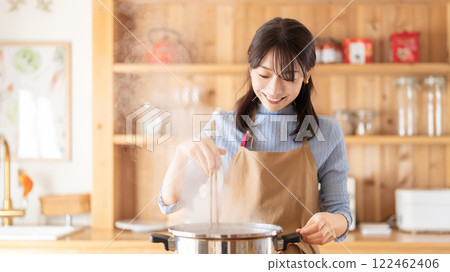 微笑的女人在廚房做飯 微笑的女人在廚房做飯 122462406