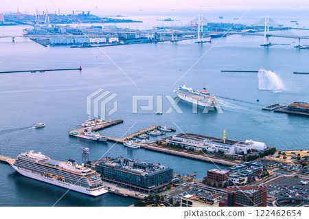 日本橫濱城市景觀。飛鳥二號離開大棧橋碼頭和其他景點的景色。 1 月 19 日,大黑碼頭的汽車運輸船 日本橫濱城市景觀。飛鳥二號離開大棧橋碼頭和其他景點的景色。 1 月 19 日,大黑碼頭的汽車運輸船 122462654