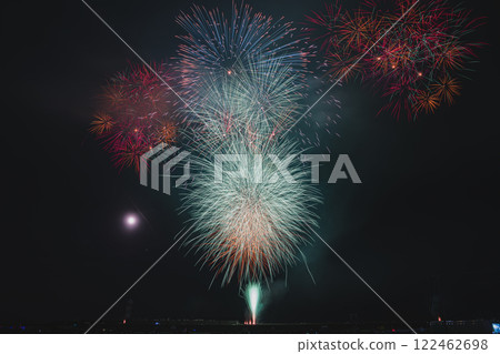 Fireworks bursting into the night sky at the Yaizu Marine Fireworks Festival held at Yaizu Fishing Port in Yaizu City (Shizuoka Prefecture) Fireworks bursting into the night sky at the Yaizu Marine Fireworks Festival held at Yaizu Fishing Port in Yaizu City (Shizuoka Prefecture) 122462698