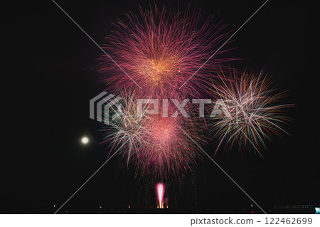 Fireworks bursting into the night sky at the Yaizu Marine Fireworks Festival held at Yaizu Fishing Port in Yaizu City (Shizuoka Prefecture) Fireworks bursting into the night sky at the Yaizu Marine Fireworks Festival held at Yaizu Fishing Port in Yaizu City (Shizuoka Prefecture) 122462699