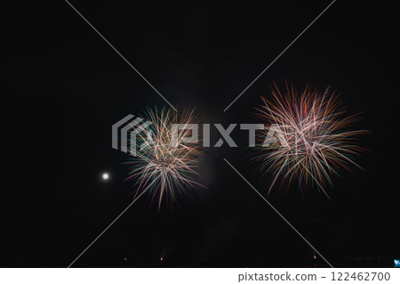 Fireworks bursting into the night sky at the Yaizu Marine Fireworks Festival held at Yaizu Fishing Port in Yaizu City (Shizuoka Prefecture) 122462700