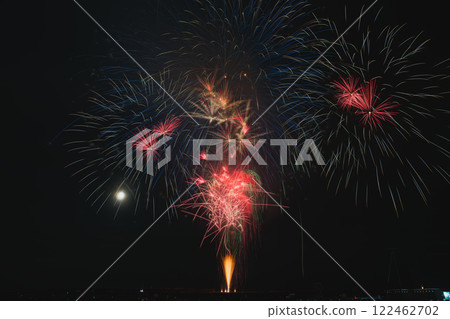 Fireworks bursting into the night sky at the Yaizu Marine Fireworks Festival held at Yaizu Fishing Port in Yaizu City (Shizuoka Prefecture) 122462702