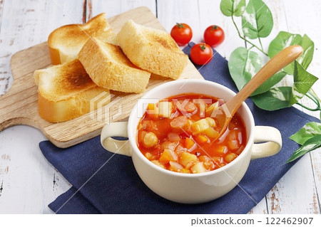 含有大量成分的意大利蔬菜通心粉 含有大量成分的意大利蔬菜通心粉 122462907