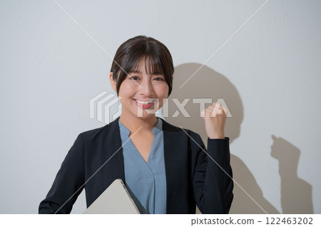 做膽量的日本婦女擺在 122463202