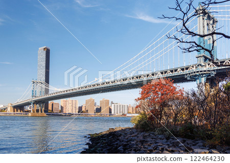Iconic view of Manhattan Bridge with Manhattan skyscrapers 122464230
