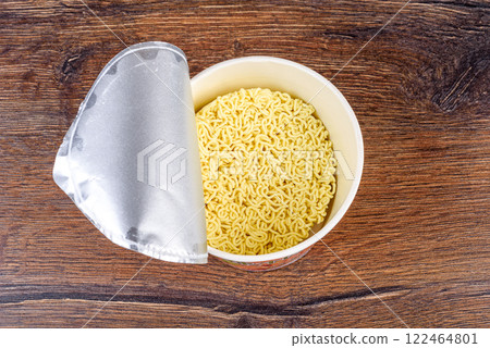 Open lid with dry instant noodles without spices. 122464801