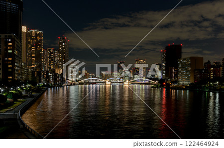 東京夜景、燈光璀璨的勝哄橋和隅田川 122464924