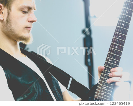Man playing on electric guitar 122465419