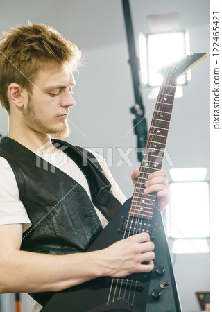 Man playing on electric guitar 122465421