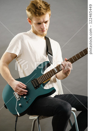 Man playing on electric guitar 122465449