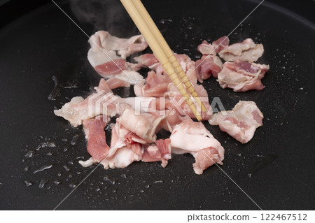 在鐵板上翻炒肉、蔬菜和烏龍麵 122467512