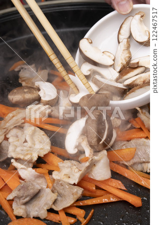 Stir-fry meat, vegetables and udon on a hot plate Stir-fry meat, vegetables and udon on a hot plate 122467517