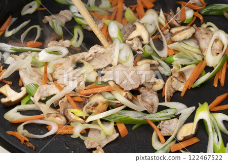 Stir-fry meat, vegetables and udon on a hot plate 122467522