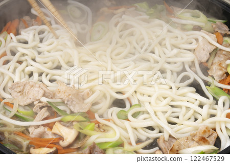 Stir-fry meat, vegetables and udon on a hot plate Stir-fry meat, vegetables and udon on a hot plate 122467529