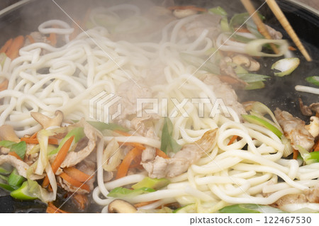 在鐵板上翻炒肉、蔬菜和烏龍麵 122467530