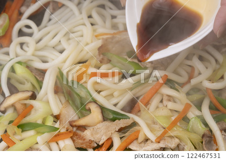在鐵板上翻炒肉、蔬菜和烏龍麵 122467531