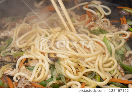 在鐵板上翻炒肉、蔬菜和烏龍麵 122467532