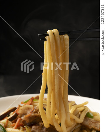 用筷子夾起盤子裡的炒烏龍麵 用筷子夾起盤子裡的炒烏龍麵 122467551