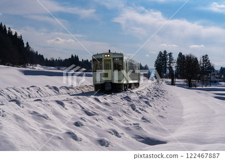 運行在多雪的領域的地方火車 運行在多雪的領域的地方火車 122467887