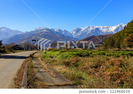 View of the Ushiro-Tateyama mountain range from the national highway in Hakuba Village, Nagano Prefecture View of the Ushiro-Tateyama mountain range from the national highway in Hakuba Village, Nagano Prefecture 122468039