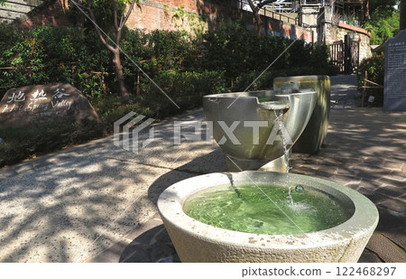 台灣新北投溫泉（台北北部）：在風景秀麗的“地熱谷”享受入口標記石和“手浴” 122468297