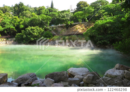台灣新北投溫泉（台北北部）：蒸氣從「地熱谷」的池塘中升起 122468298