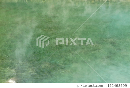 台灣新北投溫泉（台北北部）：蒸氣從「地熱谷」池塘中升起，湖面不斷擴大 122468299