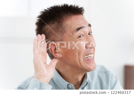 戴著助聽器的老人 戴著助聽器的老人 122468317