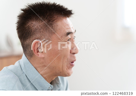 戴著助聽器的老人 122468319