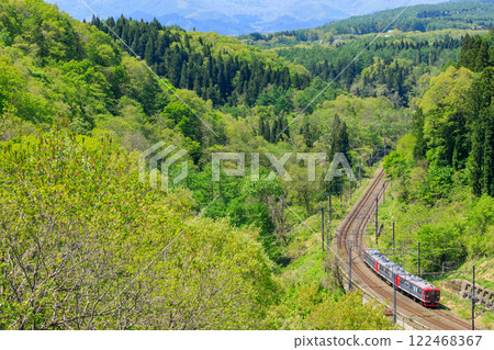 A view of the Shinano Railway running through deep greenery from the Shinetsu Bridge 122468367