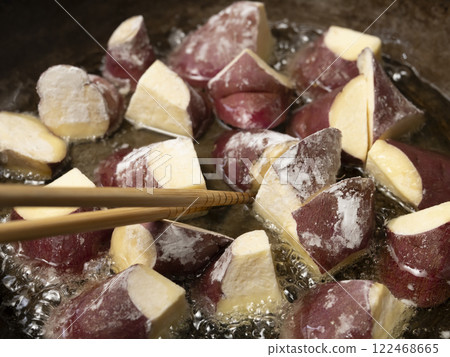The process of frying sweet potatoes to make Daigakuimo The process of frying sweet potatoes to make Daigakuimo 122468665