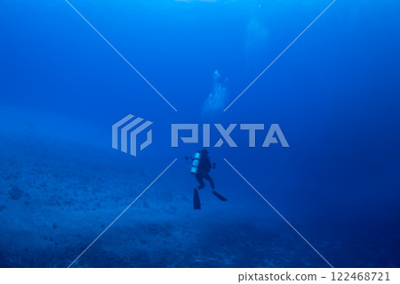 Diver diving in the white sand sea, Ogasawara 122468721