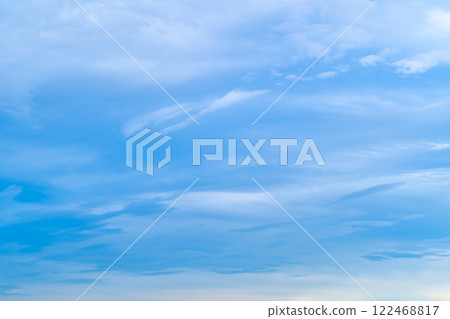 天空覆蓋著薄薄的雲層,色彩冷淡 天空覆蓋著薄薄的雲層,色彩冷淡 122468817