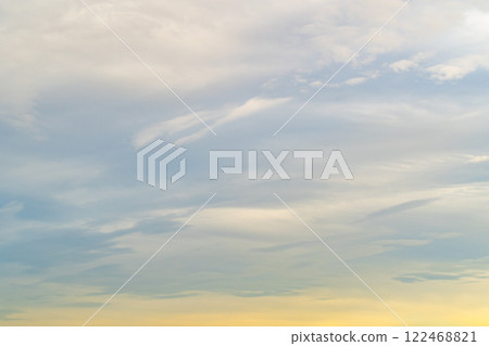 天空覆蓋著薄雲 暖色 強調暖色和冷色 天空覆蓋著薄雲 暖色 強調暖色和冷色 122468821