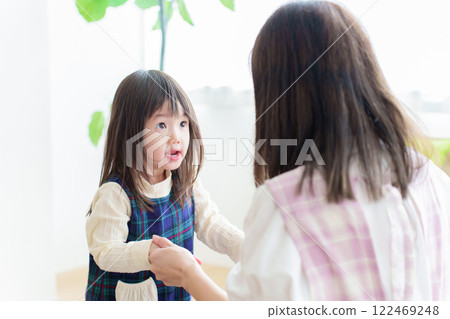 Nursery teacher playing with girls 122469248